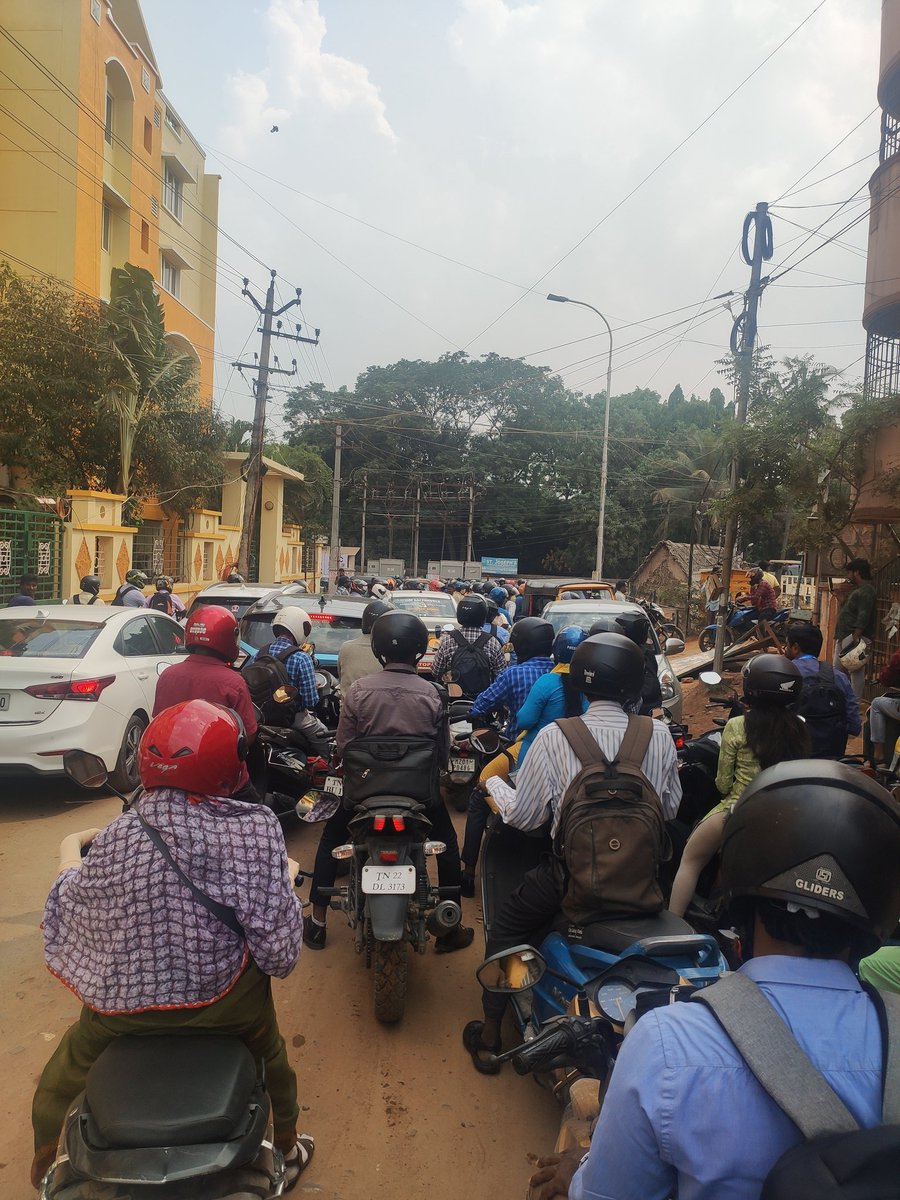 hareeshnk24's tweet photo. All the main roads are blocked for construction behind DLF IT Park... Is this right activity in the peak hour? @chennaicorp @chennaipolice_ @mkstalin @Udhaystalin @News18TamilNadu @news7tamil @sunnewstamil @PTTVOnlineNews @ThanthiTV https://t.co/eSkBxPda3M