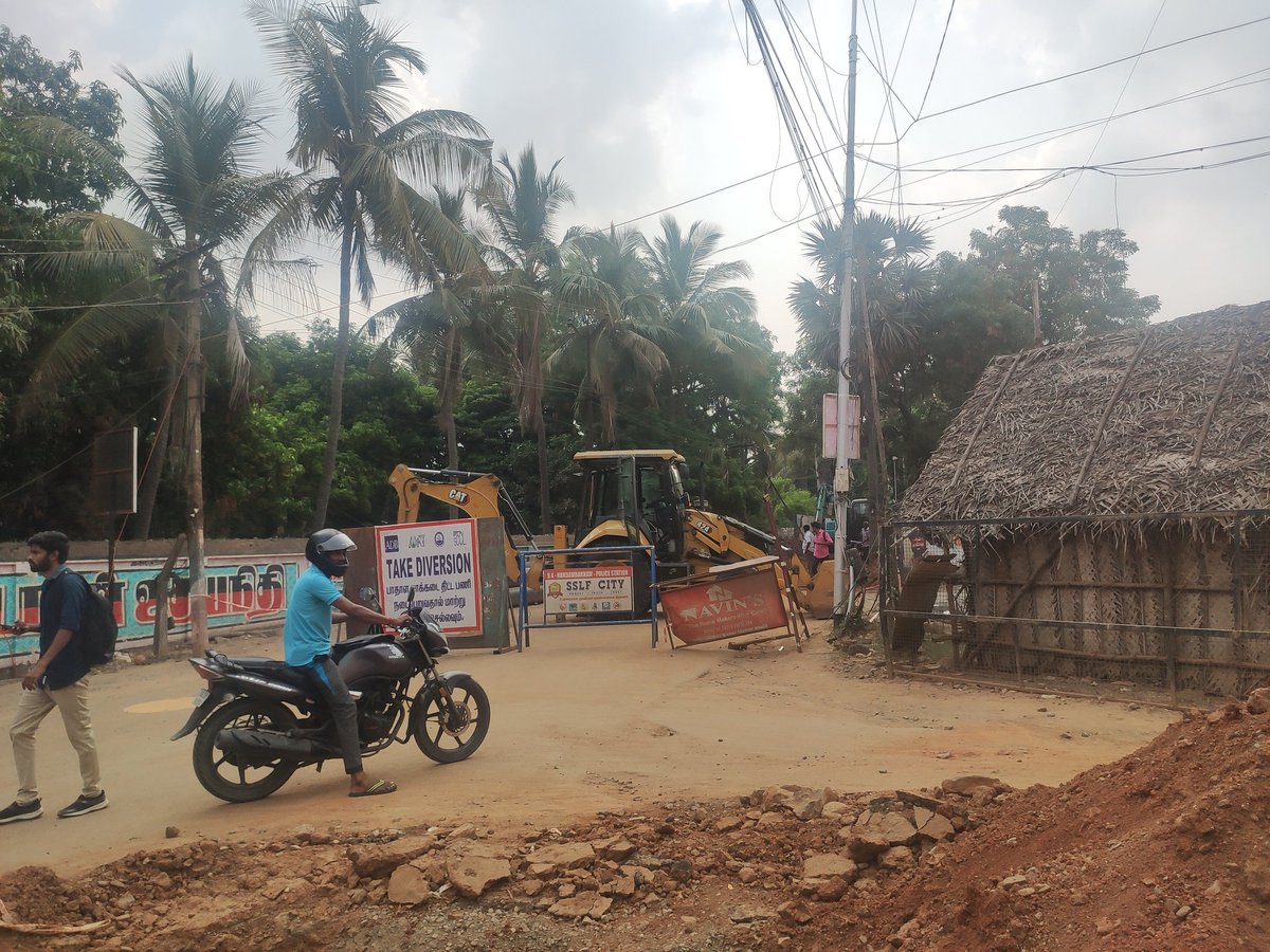 hareeshnk24's tweet photo. All the main roads are blocked for construction behind DLF IT Park... Is this right activity in the peak hour? @chennaicorp @chennaipolice_ @mkstalin @Udhaystalin @News18TamilNadu @news7tamil @sunnewstamil @PTTVOnlineNews @ThanthiTV https://t.co/eSkBxPda3M