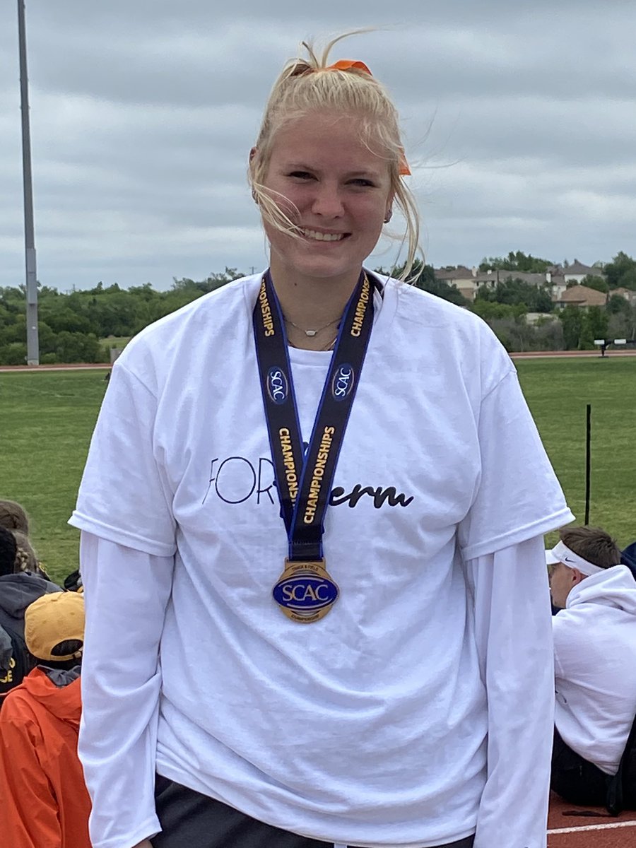 kenna_kubenka's tweet photo. brought home the bronze to end year 1!🐶 #forherm🧡 https://t.co/3umgEFnEMZ