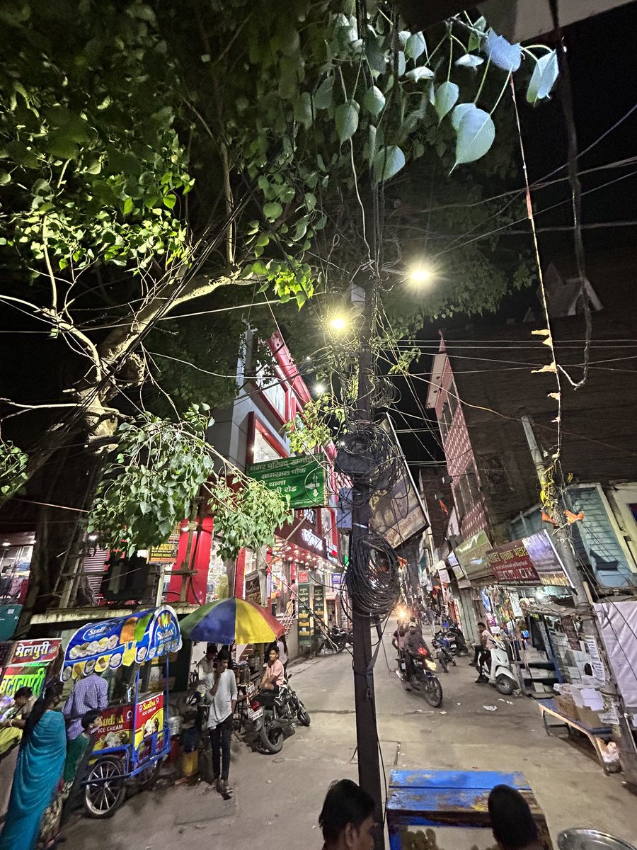 rohan1409's tweet photo. बिजली विभाग खगड़िया को बहुत बार जानकारी देने के बाद भी एक हफ्ते से एक पेड़ की तहनी बिजली की पोल पर लटकी है जो कि कभी भी किसी घटाना को अंजाम दे सकती है। कृपा कर के सही करवाही की जाए तक जान माल का नुक्सान ना हो। ये सागरमल चौक पे लगे बिजली पोल की फोटो @KhagariaDm  @SEVA_NBPDCL https://t.co/N6dFUUtQdA