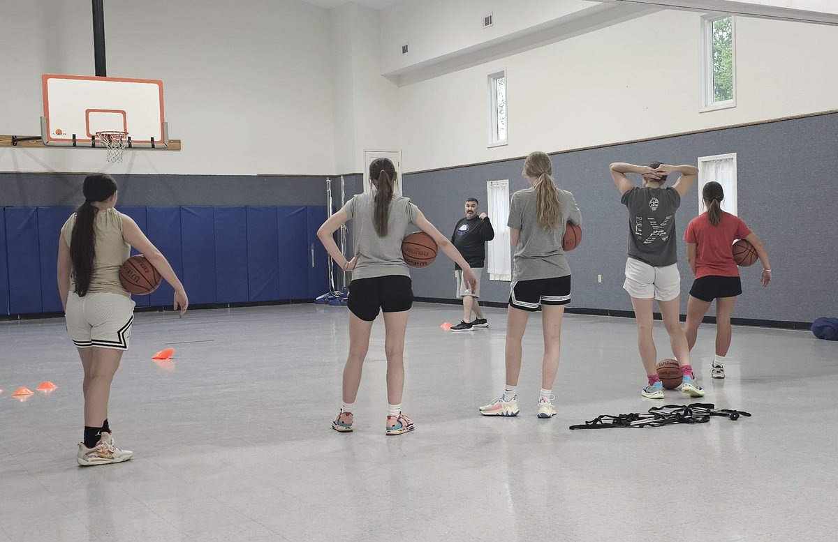 KeelyW10's tweet photo. Gym Time tonight with Coach! Tuesdays are the best days!
#girlsbasketball #sihawksbluestar #pgb2athleticbrand #pgb2 #NBAPlayoffs #aaubasketball https://t.co/dePqJKmnGN