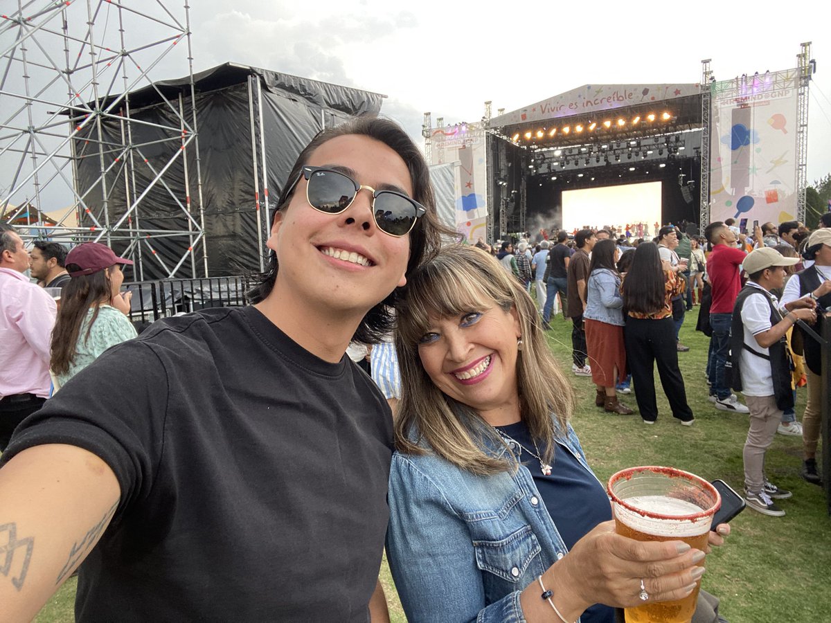 alanrm15's tweet photo. La semana pasada fue @RemindGNP, me siento extremadamente feliz de haber podido cumplir uno de mis sueños, llevar a mi mamá a un festival de música.
Bailamos, escuchamos y cantamos a todo pulmón a Kool &amp; the Gang.
Sin duda será algo que se quedará guardado en nuestras memorias. https://t.co/wd1k2ZTQAN