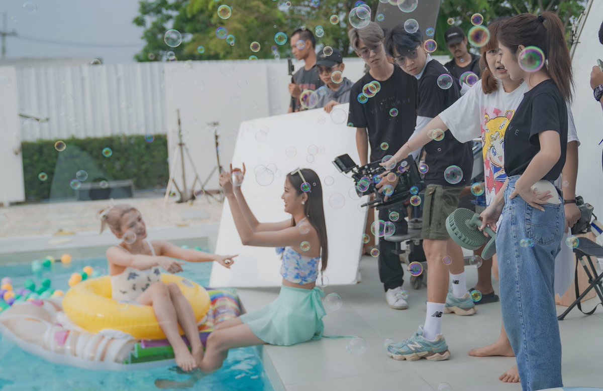 Velcurve_Prod's tweet photo. นำภา���ความหวานแบบพร้อมเสิร์ฟให้เป็นน้ำตาลขึ้นกัน 
Mv Marry me  - F reen &amp; Becky   

#ฟรีนเบคMarryMex12plus
#VelCurveHouse #VelCurveProduction
#IdolFactory #Freebeck https://t.co/gbKDkObfEd