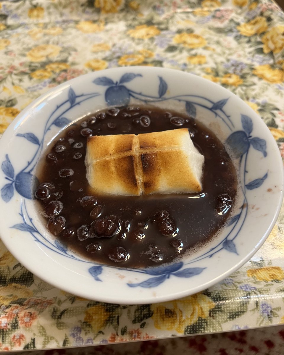 今日東京は朝から雨だしちょっと肌寒いね☔️ お昼ご飯🍚のデザートはぜんざいにしたよ〜😋 榮太棲のぜんざいを温めて餅を焼いて入れた😁 塩ひとつまみ🤏入れたから甘さ際立って旨〜い😍