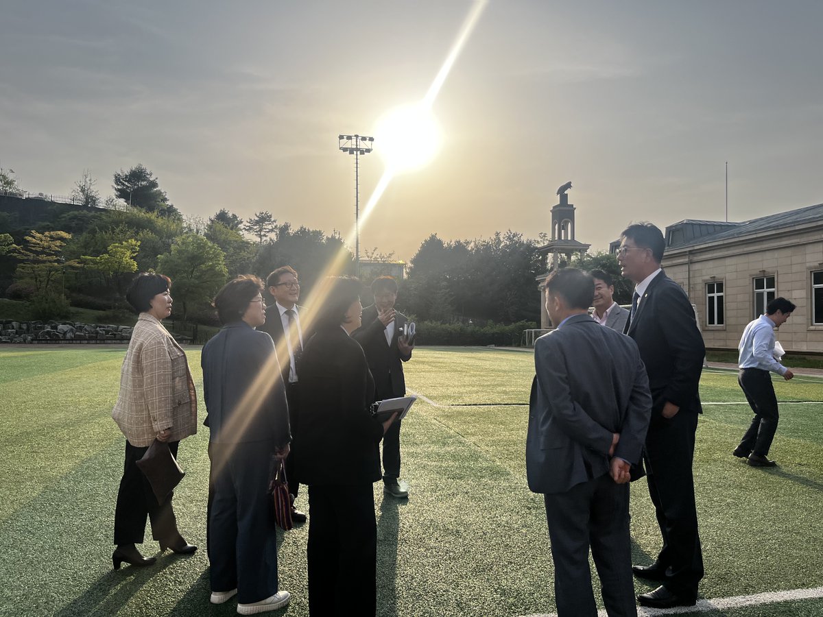 g_future_campus's tweet photo. #경기도의회 #여성가족평생교육위원회 에서 
#경기미래교육파주캠퍼스 현장방문을 오셨어요~!

파주캠퍼스의 발전을 위해 
아낌없는 조언을 남겨주고 가셨답니다 :) 

이에 힘 입어 저희도 더 나은 파주캠퍼스가 될 수 있도록 파이팅해보겠습니다~!👊👊 https://t.co/NJmaGv9biL