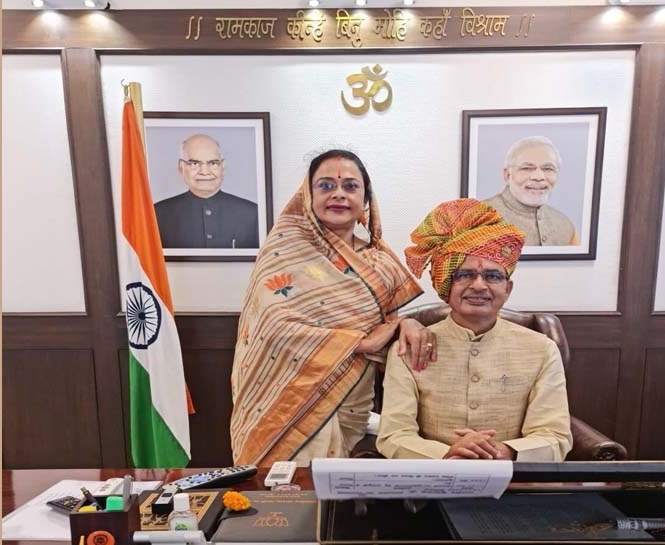 Rahulkumarshri's tweet image. भूखे हम बैठे हैं ,
भूखे हमारे बच्चे हैं !!
फिर भी कहते,
मामा जी अच्छे हैं !!
उन बच्चों के एडमिशन तक नहीं करा पा रहे एनएचएम संविदा कर्मचारी ,@ChouhanShivraj आप 5जून 2018 की संविदा नीति लागू करिए।ताकि हमारे बच्चे भी अच्छी शिक्षा प्राप्त कर सकें
#एनएचएम_क्रमिक_भूख_हड़ताल_मध्यप्रदेश