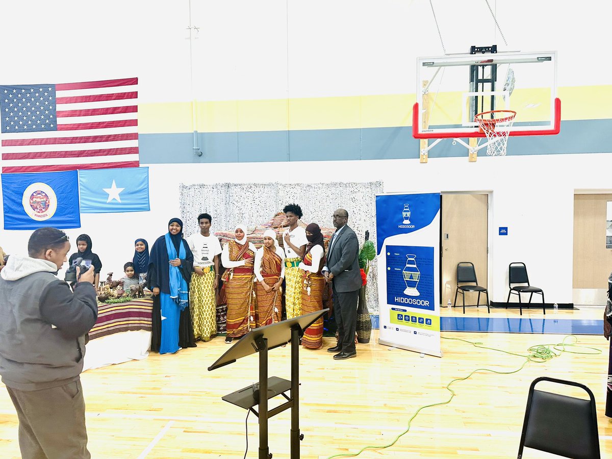 HiddoSoor's tweet photo. Hiddo Soor, in partnership with the Somali-American Social Service Association, held an event showcasing Somali culture and heritage at Rochester Math &amp; Science Academy in Minnesota. Attended @GinnyKlevorn @jeffinplymouth https://t.co/k4dAJTp3mI