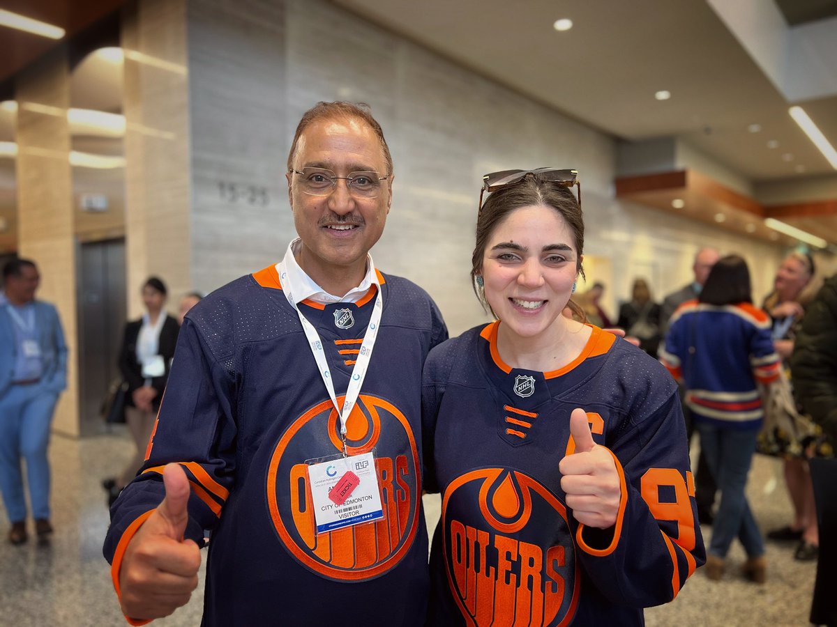 C_Yegani's tweet photo. Play La Bamba, baby! 🧡💙 #BestMayorEver @AmarjeetSohiYEG #yeg https://t.co/u5JRzivPtf