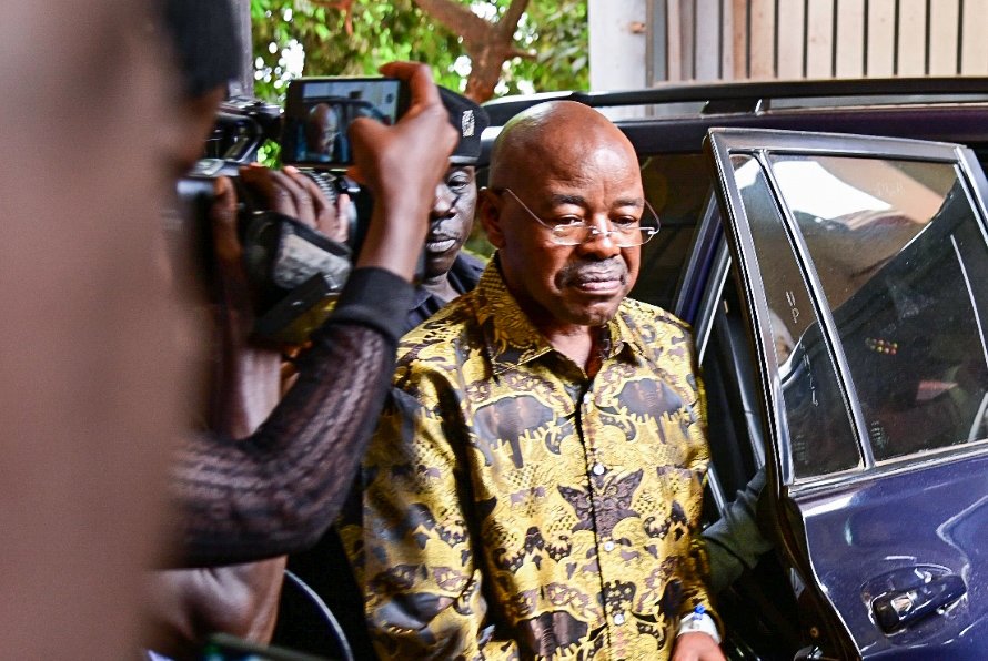 NatsAbubakar's tweet photo. Corruption ultimately guilts the corrupt, and it hardens the innocent who suffer as a result of it. It isn't the young who corrupt the old, rather it's the inverse.
The aim of the old should be to ensure that the young grow up incorruptible.
#ExposeThe
Cc @AntiGraft_SH https://t.co/3kkmtsQ1Hf