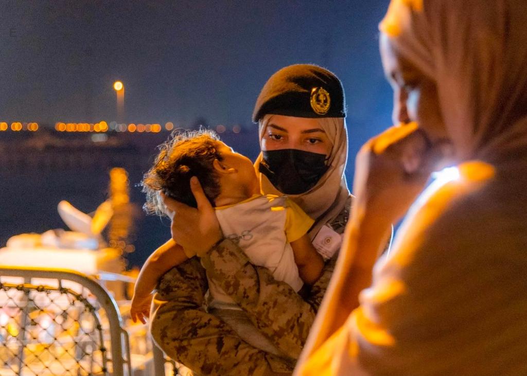 #تصبيحة:
فلا خوفٌ وأنتَ أمان قلبي
ولا سقمٌ وأنتَ ليَ الطبيب.

ولا حزن وأنت سرور سري 
ولا سؤل وأنت لي الحبيب

#زبرجد_حرف 
#المملكة_تجلي_العالقين_بالسودان 
#السودان
#قاعدة_الملك_فيصل_البحرية