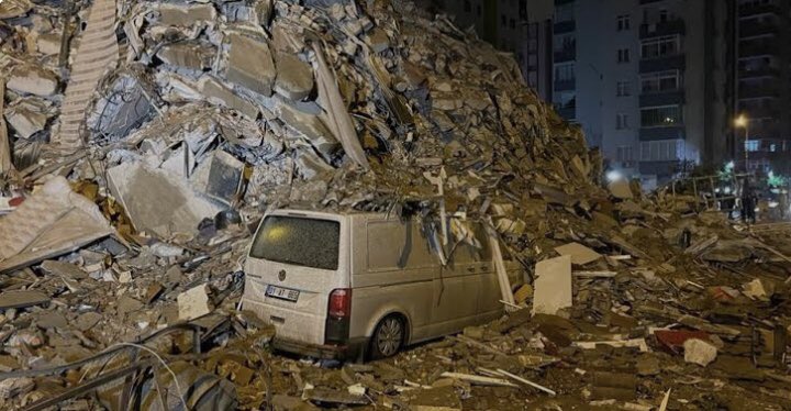 ozalptolga's tweet photo. Her gün atacağım bu tweeti. Unutmamamız gerekenler:
Depremzedelerimiz. (El ayak çekilmeye başladı,lütfen şimdi daha çok ihtiyaçları var bize).Kızılay başkanı Kınık. Deprem bölgesine su lazım. Adıyaman’a 3 gün girmeyen yetkililer.Enkazın oluşmasında emeği geçenler.#DepremiUnutma https://t.co/pv3u1fg1Wc