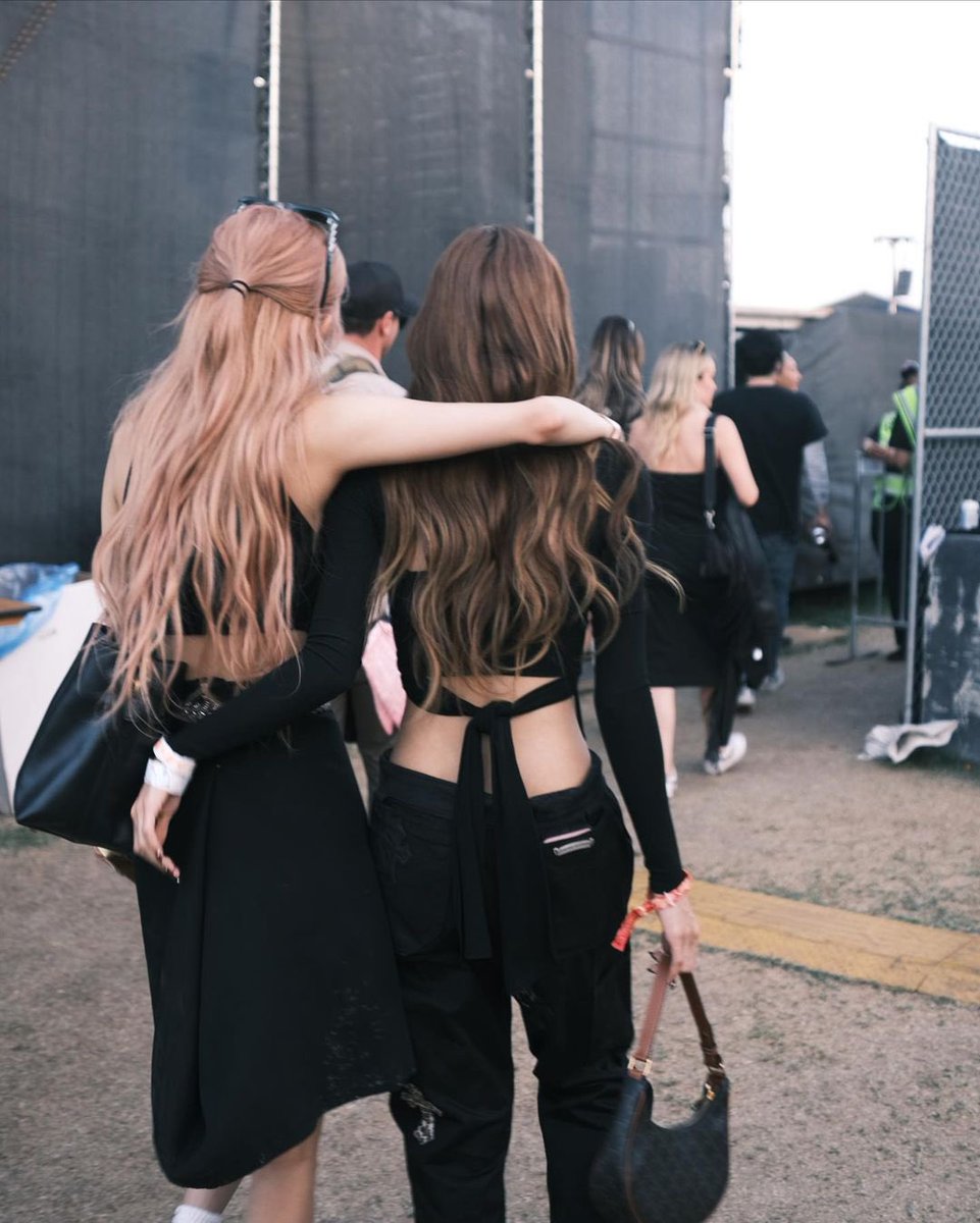 blackpinkbabo's tweet photo. ROSÉ AND LISA AT COACHELLA 🤍 https://t.co/NeZt0nyGXk