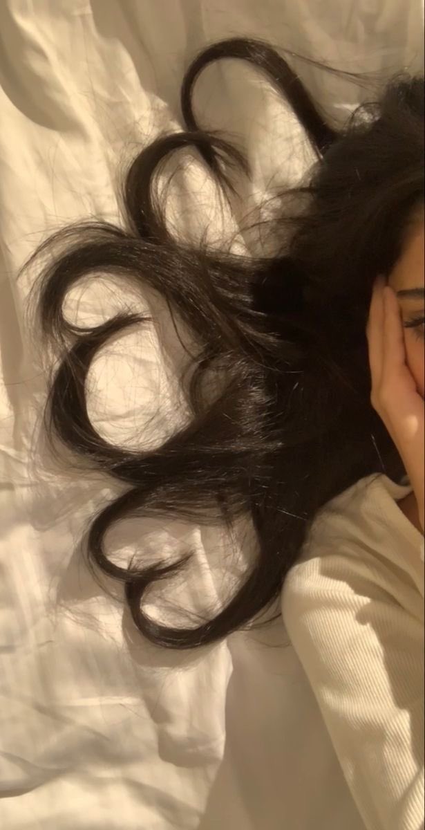 يانوم لك حطيت مفرش ولاجيت                     
واتعبت راسي بارتفاع الوسايد

وش مزعلك مني عن العين صديت                   
وانا السهر ماهو لعيني عوايد💔