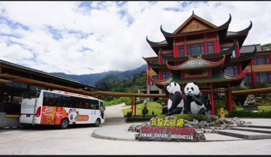 pwrkndy's tweet photo. @WayV_official I recommend you guys to go to TAMAN SAFARI INDONESIA in Bogor 🦒🦓

In there you can see animals by a car like in the picture below + can feed them👇 there's a panda castle and you can see beautiful mountain.  And there's a cobow show and dolphin show that you can watch🐬🦧🦁 https://t.co/BpXFZLXDoY