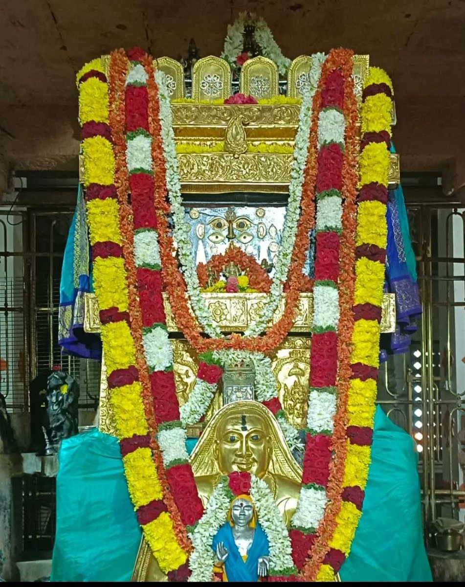 Jaggesh2's tweet photo. ಇಂದಿನ ರಾಯರ ಬೃಂದಾವನ ಅಲಂಕಾರ ದರ್ಶನ 🙏 https://t.co/ZEcAEflkGk