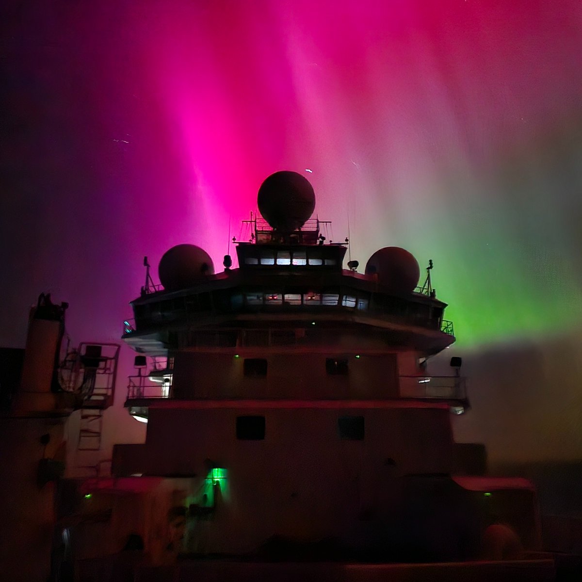 CSIRO's tweet photo. The team aboard our #RVInvestigator had some of the best seats in Australia to watch this week's #AuroraAustralis.

Here's a glimpse of the view from the deck off the southwest coast of Tas.

Were you lucky enough to see it in person?

📷 | Francis Chui

@universityoftasmania https://t.co/b33eDXi5Gw