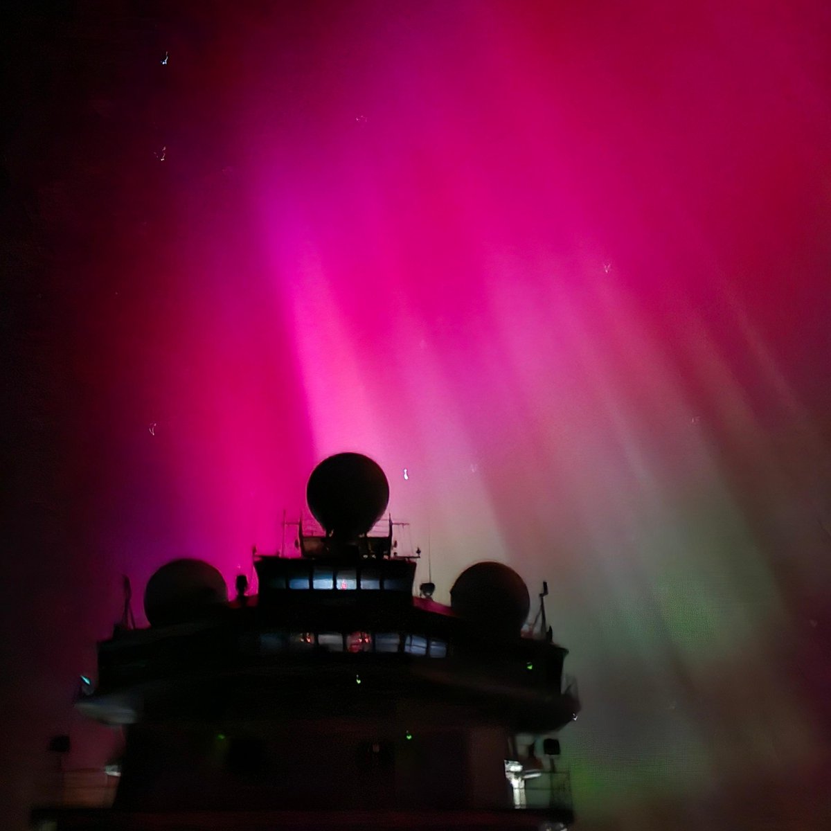 CSIRO's tweet photo. The team aboard our #RVInvestigator had some of the best seats in Australia to watch this week's #AuroraAustralis.

Here's a glimpse of the view from the deck off the southwest coast of Tas.

Were you lucky enough to see it in person?

📷 | Francis Chui

@universityoftasmania https://t.co/b33eDXi5Gw