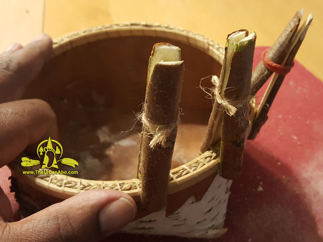 TheUrbanAbo's tweet photo. [FREE TUTORIAL] How to: Making "Camp Clips" >>  #survival #survivor #primitiveTechnology #bushcraft #prepper #SHTF #survival #prepper #SHTF #primitive #bushcraft #rewilding #camping #clothesPin #laundry #primitiveTools
 @TheUrbanAbo https://t.co/ii0jSBBrWS