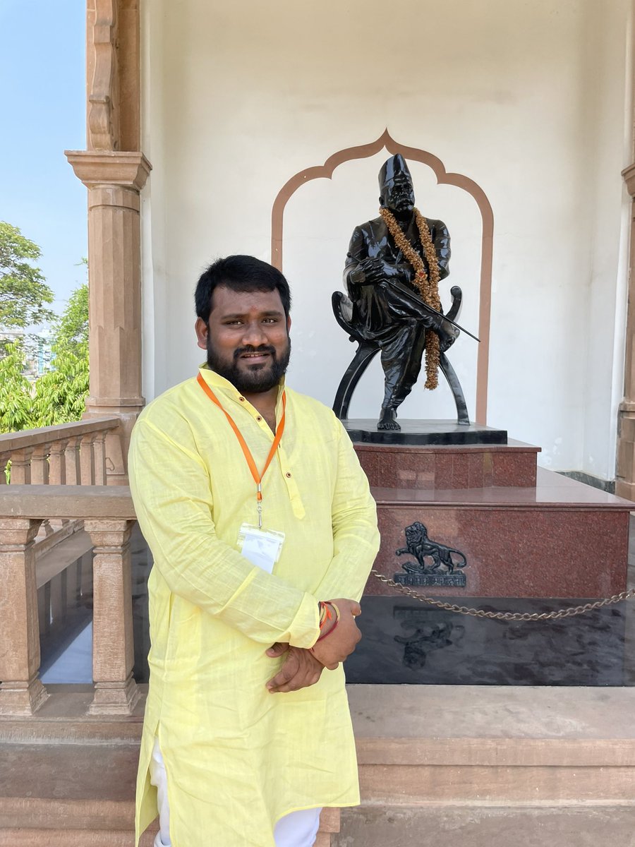 LPradeepRao's tweet photo. प्रधानमंत्री श्री @narendramodi जी के "एक भारत - श्रेष्ठ भारत" के विज़न के अनुरूप तेलुगु संगमम द्वारा आयोजित #BharatDarshan के नागपुर में रेशीमबाग स्थित पूज्य डॉ हेडगेवार स्मृति मंदिर में श्रद्धांजलि अर्पित की।
@PMuralidharRao https://t.co/MpV0vXILlL