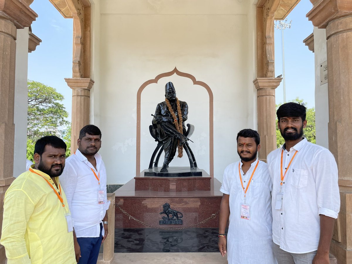 LPradeepRao's tweet photo. प्रधानमंत्री श्री @narendramodi जी के "एक भारत - श्रेष्ठ भारत" के विज़न के अनुरूप तेलुगु संगमम द्वारा आयोजित #BharatDarshan के नागपुर में रेशीमबाग स्थित पूज्य डॉ हेडगेवार स्मृति मंदिर में श्रद्धांजलि अर्पित की।
@PMuralidharRao https://t.co/MpV0vXILlL