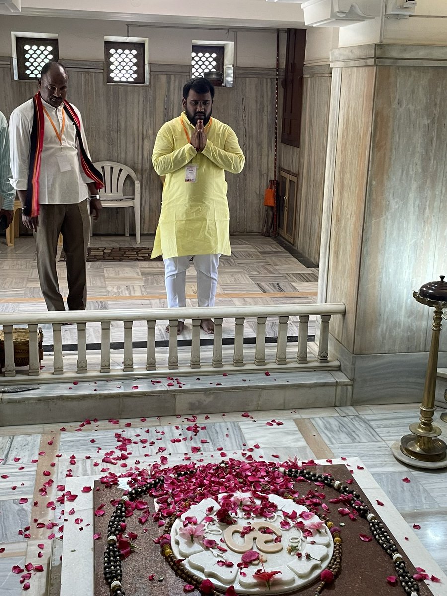 LPradeepRao's tweet photo. प्रधानमंत्री श्री @narendramodi जी के "एक भारत - श्रेष्ठ भारत" के विज़न के अनुरूप तेलुगु संगमम द्वारा आयोजित #BharatDarshan के नागपुर में रेशीमबाग स्थित पूज्य डॉ हेडगेवार स्मृति मंदिर में श्रद्धांजलि अर्पित की।
@PMuralidharRao https://t.co/MpV0vXILlL