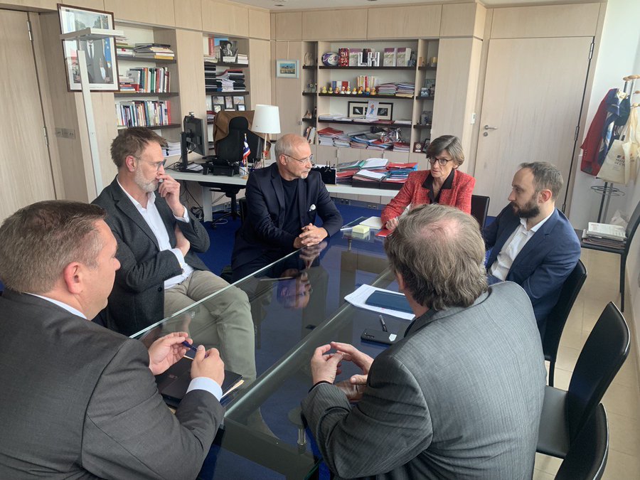 UNPS10's tweet photo. L'UNPS a présenté l'outil e-coordination à @agnesfirmin
Les membres de l'UNPS remercient la Ministre pour son écoute sur le fonctionnement du 1er outil ayant intégré la grille d'évaluation d'entrée des patients dans les ESCAP et pour son soutien dans la mise en place de ce modèle https://t.co/ZRdJcpsJur