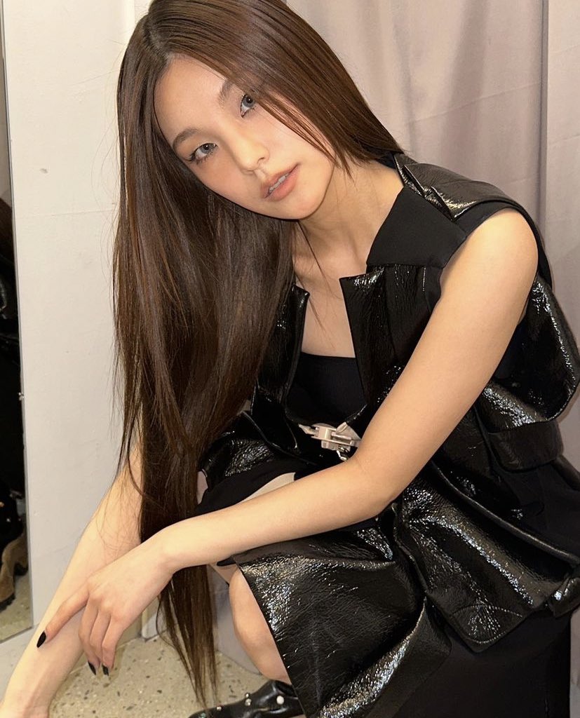 S1NFLOWER's tweet photo. in my model era #prism_fam https://t.co/lwzLyOrW2x