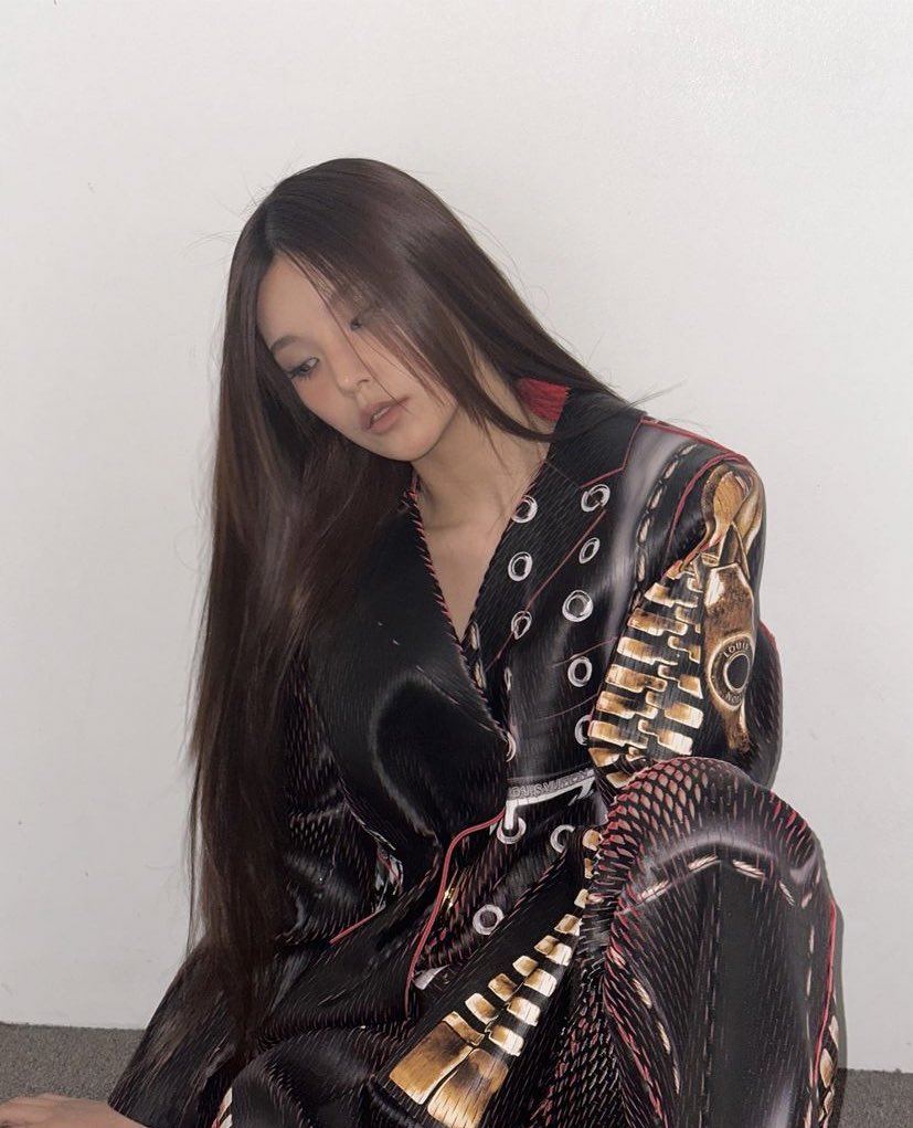S1NFLOWER's tweet photo. in my model era #prism_fam https://t.co/lwzLyOrW2x