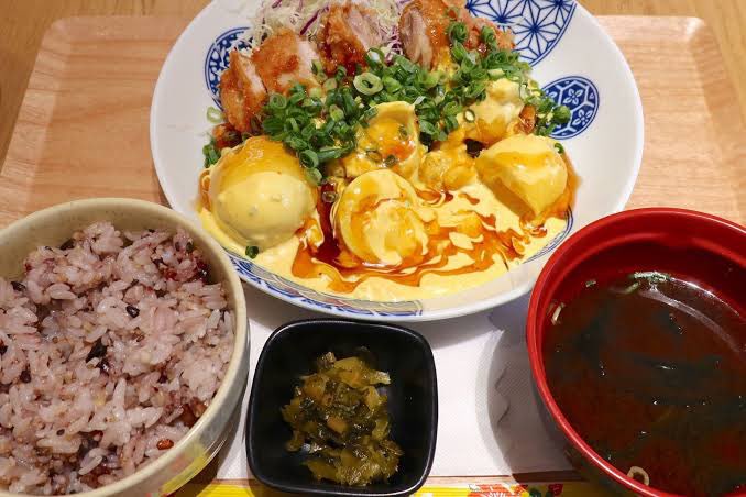 TanoHaruki's tweet photo. 沖縄県内の鳥と卵の専門店「鳥玉」を経営しております

卵と鶏肉が私が飲食業を始めて25年間の中で見たこともない仕入れ価格になっています

電気代もかなり高くなり
1店舗40万を超える店舗も出てきました。

値上げをギリギリまで粘りましたが
卵が更に値上がりするとの事で
チキン南蛮の価格を…続き https://t.co/UuUSL7jLHs