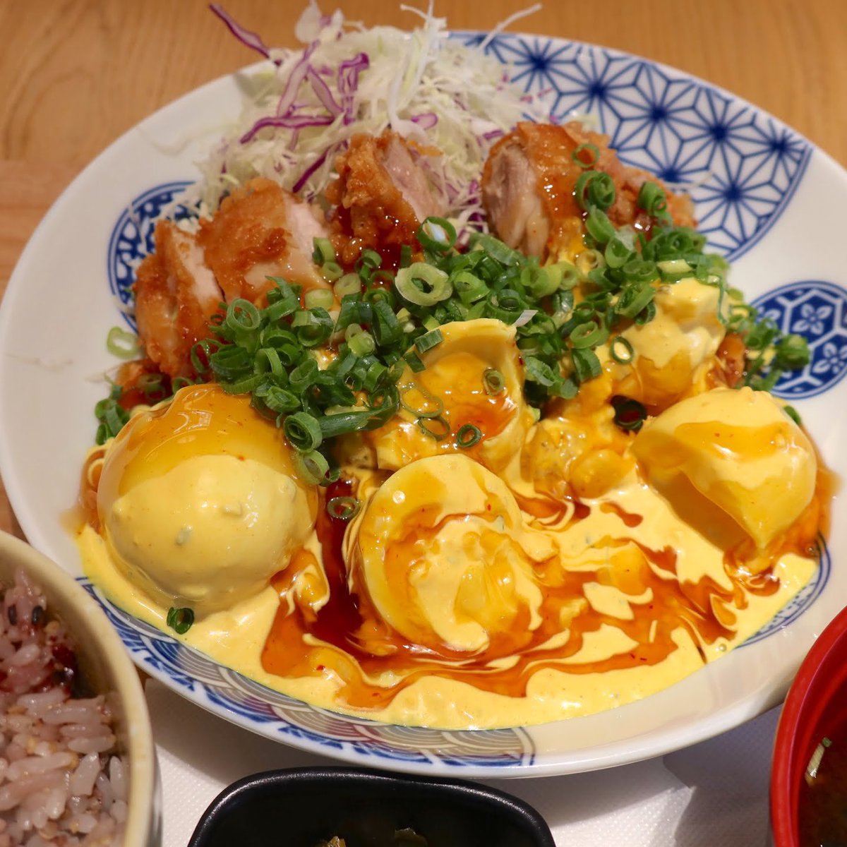TanoHaruki's tweet photo. 沖縄県内の鳥と卵の専門店「鳥玉」を経営しております

卵と鶏肉が私が飲食業を始めて25年間の中で見たこともない仕入れ価格になっています

電気代もかなり高くなり
1店舗40万を超える店舗も出てきました。

値上げをギリギリまで粘りましたが
卵が更に値上がりするとの事で
チキン南蛮の価格を…続き https://t.co/UuUSL7jLHs