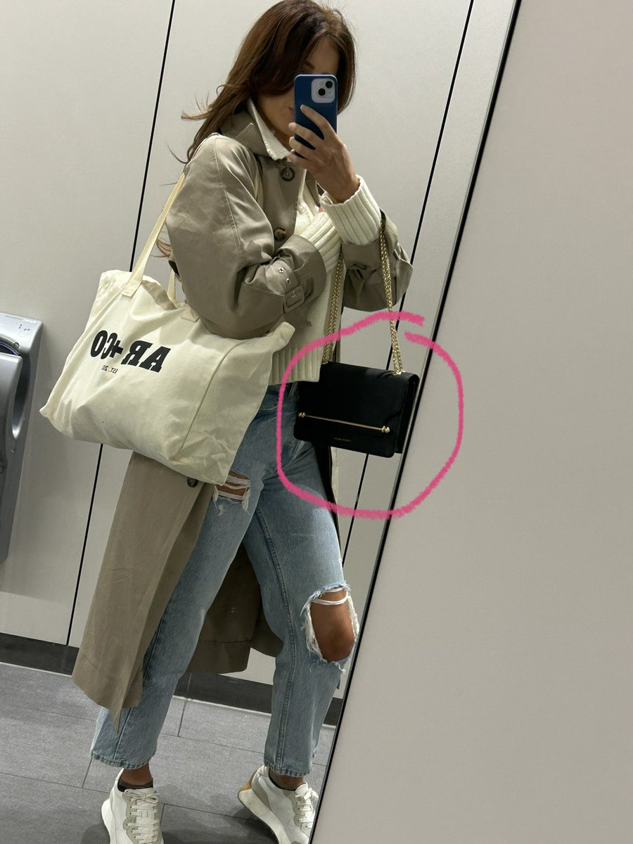 AshlyRxo's tweet photo. Black handbag left in taxi reg no: 
LN71 YLJ 25/4/23 drop off at Trevor place sw7 pick up Victoria at 7pm :-( pls help @BC_Lostproperty @LondonTaxiRadio @londontaxi_pr @SaveTaxi https://t.co/NqUYsXdS3h