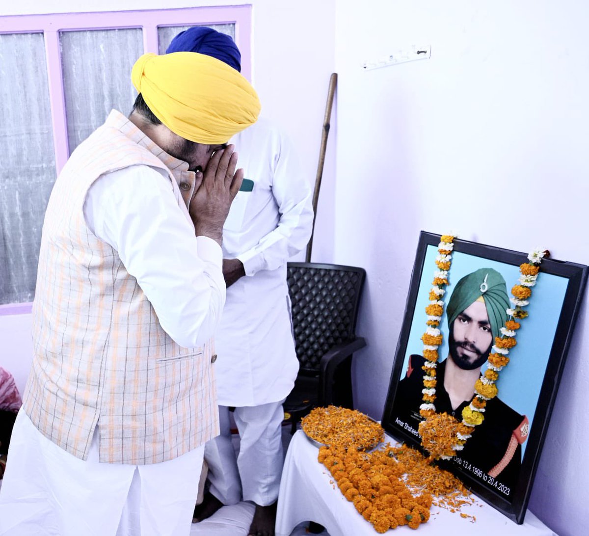 Gurdeepgurus's tweet photo. शहीद हरकिशन सिंह के घर पहुंचे सीएम @BhagwantMann 

एक करोड़ का चेक दिया और मेमोरियल गेट स्टेडियम में सड़क बनाने की घोषणा की गई https://t.co/uDnXl24B3A