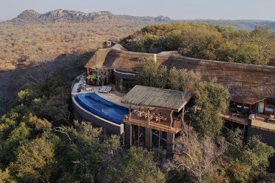 MainlandAfrica's tweet photo. American hedge fund billionaire owns tracts of land in SA,Zambia,Rwanda,Zim,&amp; Tanzania. In Tanzania he leased 350 000 acres worth of land &amp; turned it to an ultra private game reserve(Grumeti). He owns the 130 000 acres Malilangwe Private Reserve in Zimbabwe. https://t.co/8HJNIBFQ83