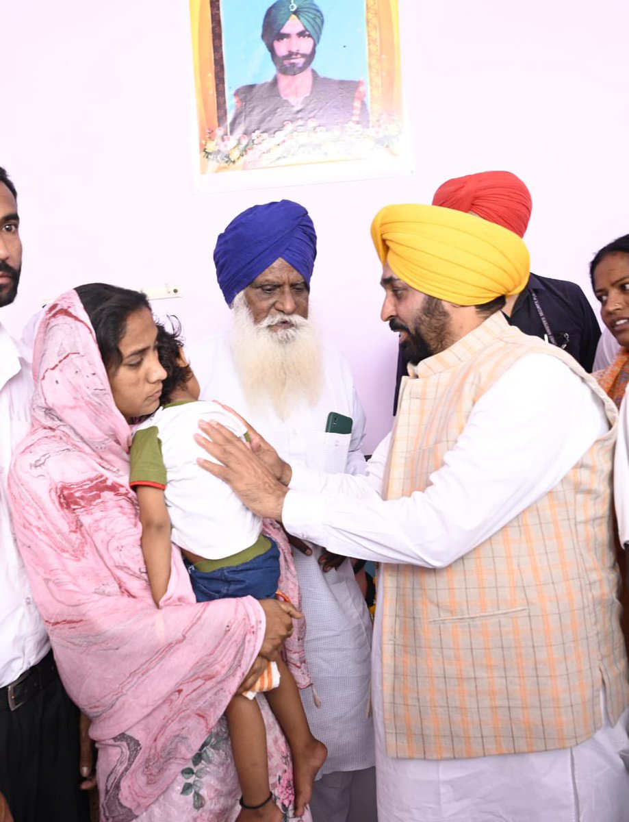 Gurdeepgurus's tweet photo. शहीद हरकिशन सिंह के घर पहुंचे सीएम @BhagwantMann 

एक करोड़ का चेक दिया और मेमोरियल गेट स्टेडियम में सड़क बनाने की घोषणा की गई https://t.co/uDnXl24B3A