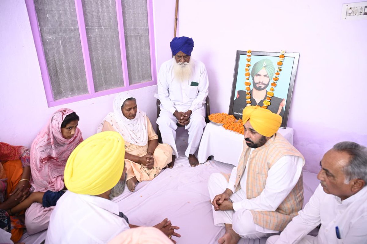 शहीद हरकिशन सिंह के घर पहुंचे सीएम <a href="/BhagwantMann/">Bhagwant Mann</a> 

एक करोड़ का चेक दिया और मेमोरियल गेट स्टेडियम में सड़क बनाने की घोषणा की गई
