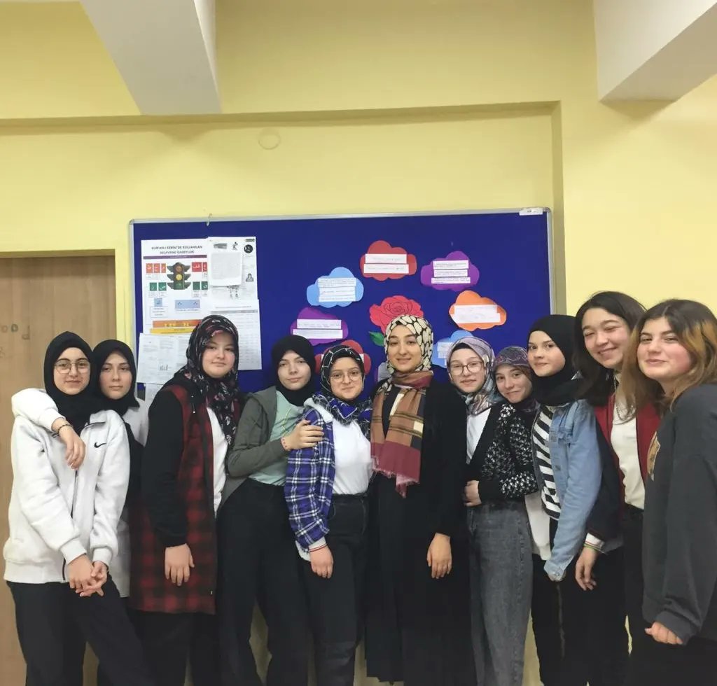 emet_imam's tweet photo. Yunus Emre İmam Hatip Ortaokulu Din Kültürü ve Ahlak Bilgisi Öğretmenimiz Büşra TAŞDELER tarafından 7. ve 8. Sınıf öğrencilerimiz ile birlikte "Hadis Panosu" çalışması yapıldı. Emeği geçen öğretmen ve öğrencilerimize teşekkür ederiz. 🌹🌙
#hadis #hadispanosu #kütahyamilliegitim https://t.co/rHT0BvwpMi
