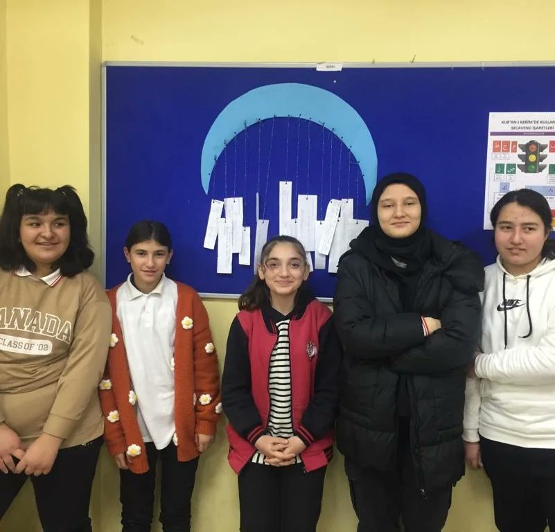 emet_imam's tweet photo. Yunus Emre İmam Hatip Ortaokulu Din Kültürü ve Ahlak Bilgisi Öğretmenimiz Büşra TAŞDELER tarafından 7. ve 8. Sınıf öğrencilerimiz ile birlikte "Hadis Panosu" çalışması yapıldı. Emeği geçen öğretmen ve öğrencilerimize teşekkür ederiz. 🌹🌙
#hadis #hadispanosu #kütahyamilliegitim https://t.co/rHT0BvwpMi