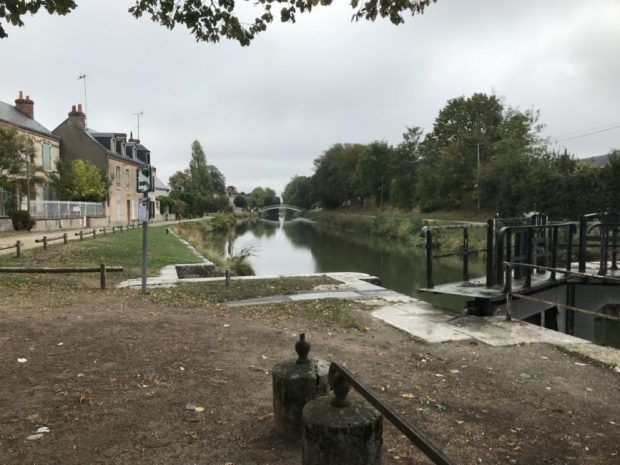 ERLAMOND's tweet photo. Cette semaine on vous parle de #Combleux (45800).
En 1692 le percement du #canaldOrléans fait de Combleux, qui était jusqu'alors un village de vignerons, un #port important pour la #batellerie. C'est au XIXe siècle que l'activité du port sera la plus importante. https://t.co/bo9asN9QV2