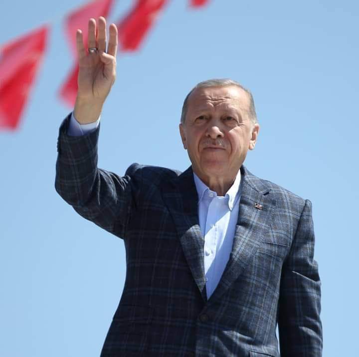 Cumhurbaşkanımız Sayın Recep Tayyip Erdoğan'a, geçirmiş olduğu rahatsızlık sebebiyle geçmiş olsun dileklerimi iletiyor, ALLAH şifa versin..Dualarımız seninle..