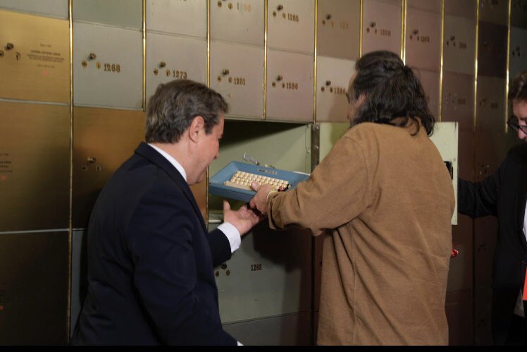 fcojavierperezh's tweet photo. Momento en el que @mendezguedez y yo depositamos la máquina de escribir de Rafael Cadenas en la Caja de las Letras (@InstCervantes ). Hermoso legado. https://t.co/1tSuRQqsft