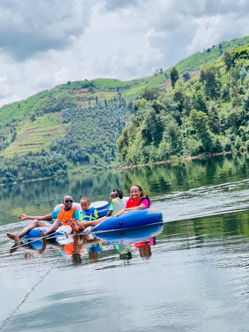 1LadyVisionary's tweet photo. Photo of the day.
A Rwandan family enjoying a new experience @LakesIsland.
Helping you create memories in Rwanda, that last a lifetime. https://t.co/R4DllMhKDe