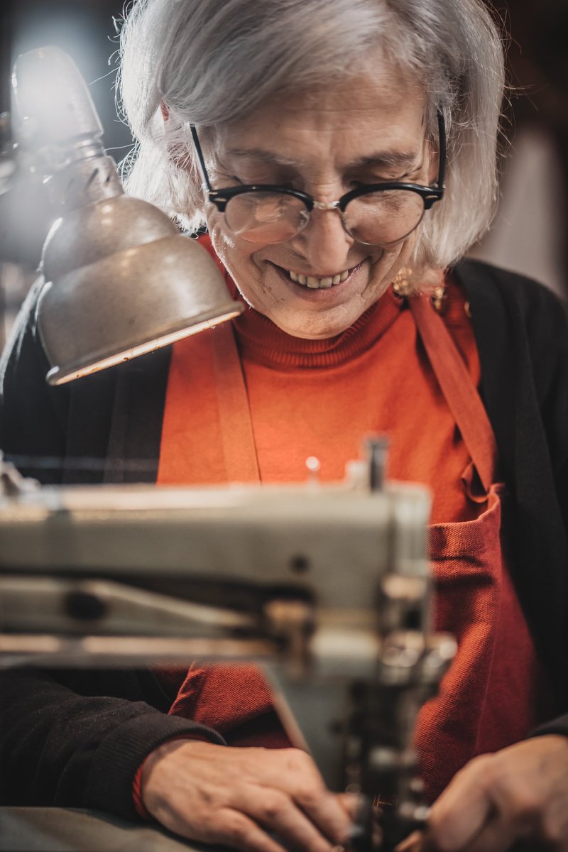 En 2024, Maison Fabre fêtera ses 100 ans. <a href="/maisonfabre/">Maison Fabre</a> perpétue la tradition de la ganterie. Au sein de l'atelier de #Millau, des couturières passionnées transmettent et pérennisent le savoir-faire ancestral de la Maison, maîtrisant à la perfection le «piqué anglais».
#Aveyron 🙏