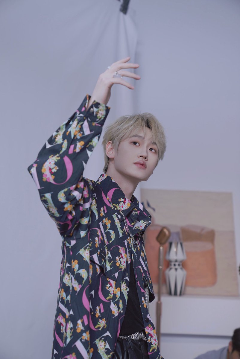 fansclub_ak's tweet photo. Genki Forest Official：

Say 0 sugar, 0 fat, 0 calories, let's go!  
Here comes the behind-the-scenes pictures of the MV shooting. Love it sooo much~

🔗 https://t.co/qlt1Giy7QS

 AK GENKI FOREST AMBASSADOR 
#GenkiForestxAK #AK刘彰 #LiuZhang https://t.co/aA6iFE0r7j