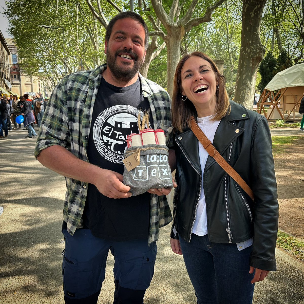 Solerdenhug's tweet photo. Al @LactiumVic #Vic vem coincidir amb l’ @elitorne de @LACTOTEX , draps per a formatges, fent entrega d’obsequis. Endavant Eli @tntex_eu ✊️👏 #Lluçanès https://t.co/01X8smfAC7