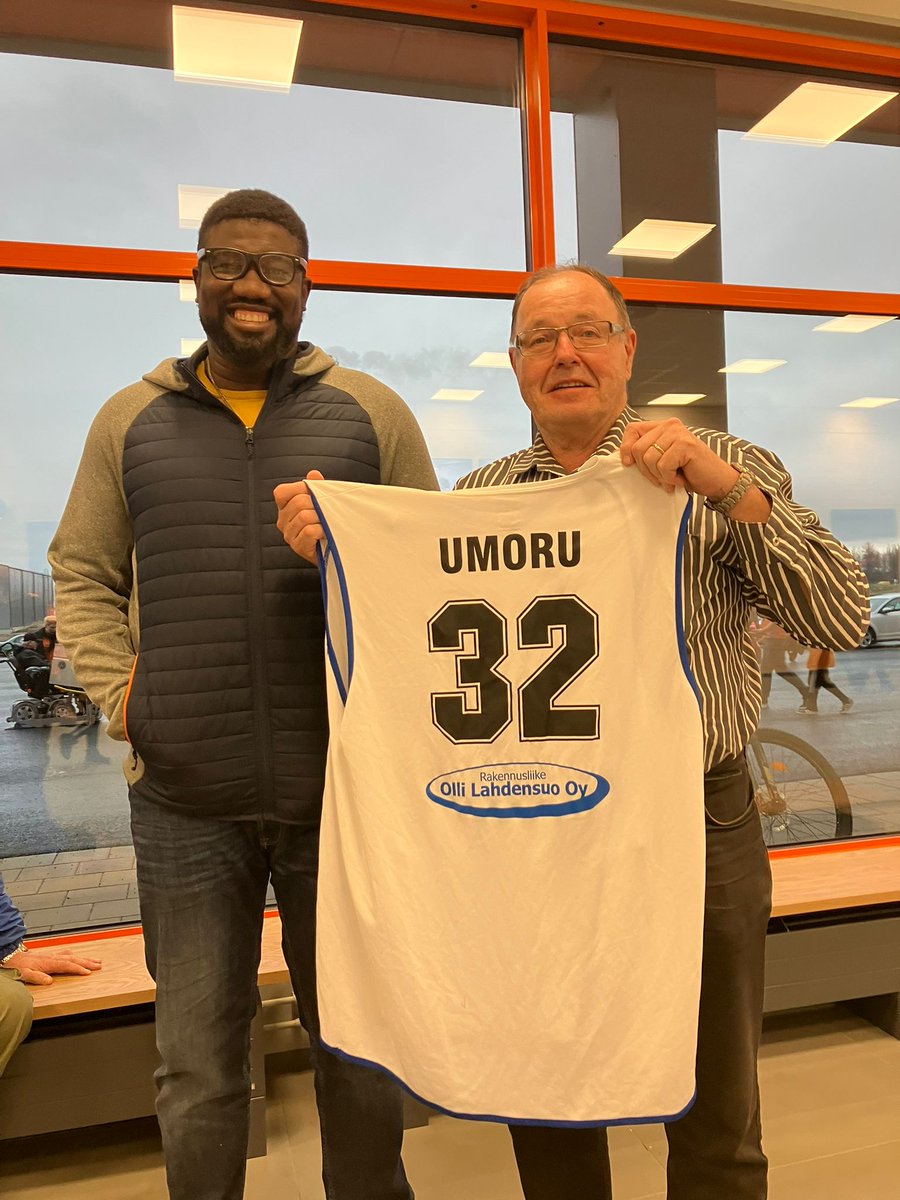 HannuKankaanpaa's tweet photo. Lahjaksi saamani Umorun pelipaita palautui eilisen @Karhubasket @VilpasVikings pelin jälkeen alkuperäiselle omistajalle. Tiedoksi @KobratLapua ja lahjan antaja @KankiRaimo https://t.co/Ea6loVABBs