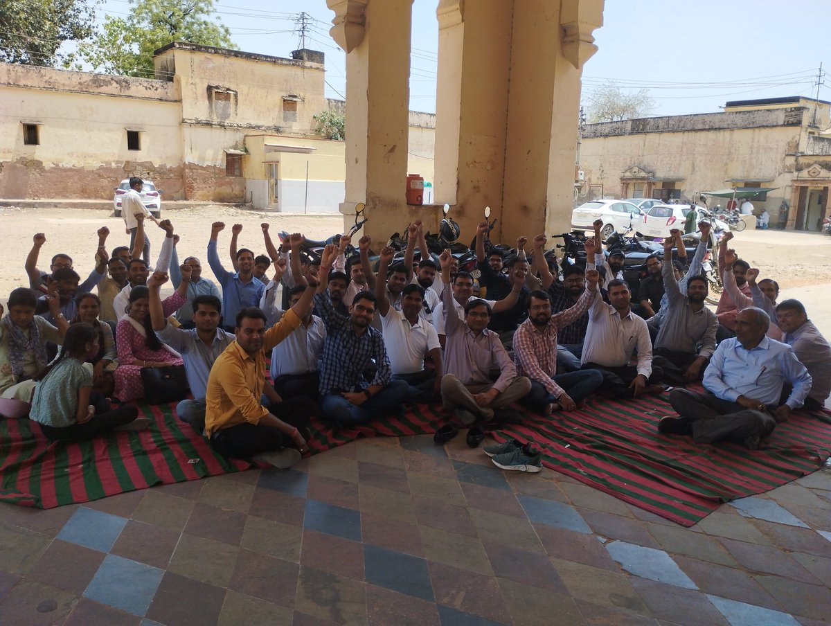 alwaritunion's tweet photo. हाथ ऊँचे मुठ्ठी है बंद, एकता की मिसाल है। 
रोकेगा कौन इनको, ये तो जलती हुई मशाल है।। 
~IT UNION ALWAR https://t.co/WPbgfmYDTm