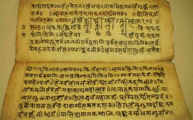 hathyogi31's tweet photo. || संस्कृत भाषा की उत्पत्ति कैसे हुई ? इसमें ऋषि परिणी का क्या योगदान है ? कैसे कह सकते हैं कि संस्कृत देवलोक की भाषा है ? ||

संस्कृत भाषा, जो सभी भाषाओं की जननी मानी जाती है, भारत की 23 आधिकारिक भाषाओं में से एक है। संस्कृत के शब्द भारत के सभी प्रांतीय भाषाओं में प्रचलित होते हैं, जहां बंगाली और दक्षिण भारतीय भाषाएं भी अधिकतर शब्द संस्कृत से लिए गए हैं। यह हिंदू धर्म की एक प्रमुख भ���षा भी है। पहले संस्कृत मुनियों और ऋषियों की भाषा थी, लेकिन अब आधुनिक दुनिया में संस्कृत कंप्यूटर के साथ उपयोग के लिए सबसे अच्छी भाषा मानी जाती है। संस्कृत ��ाहित्य मानव जाति के इतिहास का सबसे सरल साहित्य माना जाता है।

लेकिन क्या आपने कभी यह सोचा है कि संस्कृत की उत्पत्ति कैसे हुई? हमारा मानना ​​है कि इसकी उत्पत्ति देवलोक से हुई है। लेकिन यह पृथ्वी पर कैसे फैल गई? आज हम इस विषय पर चर्चा करेंगे। 

संस्कृत ऋग्वेद से पूर्व भी रही होगी लेकिन उसका कोई प्रमाण हमारे पास अभी तक नहीं है। ऋग्वेद की तिथि निर्धारण करना अत्यधिक मुष्किल कार्य है किंतु फिर भी विद्वानों के अनुसार ईसापूर्व 3,500ई . में सम्भवतः ऋग्वेद की रचन हुई  होगी ।  ऐसा कहा जाता है कि 19 वीं शताब्दी की शुरुआत में, यूरोपीय लोगों को अष्टाध्यायी  नामक एक पुस्तक मिली । पहले तो वे इसे समझ नहीं पा रहे थे। लेकिन, जब इसे डिकोड किया गया, तो इसने उनके होश ही उड़ा दिए। पुस्तक में हमारे महान विद्वान ऋषि पाणिनि द्वारा लिखी गई भाषा की उत्पत्ति थी। पाणिनि का जन्म वर्तमान पाकिस्तान में सिंधु नदी पर अटॉक के निकट शालतुला नामक शहर में 4-6 वीं शताब्दी ईसा पूर्व के बीच हुआ था। ( जन्म की कोई सटीक तारीख नहीं मिली है)।  पाणिनि को भाषा विज्ञान का जनक माना जाता है। इनकी रचना अष्टाध्यायी में आठ अध्याय हैं; प्रत्येक अध्याय में चार पाद हैं; प्रत्येक पाद में 38 से 220 तक सूत्र हैं। इस प्रकार अष्टाध्यायी में आठ अध्याय, ���त्तीस पाद और सब मिलाकर 3,959 सूत्र हैं। यह वेदांग की 6 शाखाओं में से एक, याकरण शाखा, का मूलभूत पाठय है। इसे समझने के लिए एक बहुत ही जटिल पाठय माना जाता है। मैंने व्यक्तिगत रूप से इसे एक बार 7 घंटे से अधिक समय तक पढ़ा, लेकिन इसकी 6 पंक्तियों को भी ठीक से समझ नहीं पाया। पर ऋषि पतंजलि ने इसे सरल रूप में व्याख्या कर ‘महाभाष्य’ की रचना की। 

पाणिनि ऋषि ने सभी विचारों के नियमों को लिख��� था, जिसमें स्वर, शब्द उच्चारण और अन्य नियम शामिल थे। उनकी भाषा की आधिकारिकता, नृत्य और संगीत में भी प्रभावशाली थी। उनके विचारों ने बौद्ध धर्म और अन्य भारतीय धर्मों के विद्वानों को प्रभावित और आकर्षित किया। 

नोट -अष्टाध्यायी संस्कृत व्याकरण का पहला विवरण नहीं है, किन्तु यह सबसे पुराना विवरण है जो पूर्ण रूप से हमारे बीच मौजूद है।
खैर इस बारे में एक बहुत ही दिलचस्प कहानी है कि पाणिनी ने किस त���ह से अष्टाध्यायी को लिखा था।

एक दिन, भगवान शिव उसके सपने में आए और डमरू बजाते हुए तांडव किया। उस डमरू से 14 स्वरो का उत्पादन हुआ, 5 एक तरफ से 9 और दूसरे से । और ऋषि पाणिनि ने उन्ही 14 स्वरों से अष्टाध्यायी की रचना की ।(अष्टाध्यायी के पहले भाग में जिसका नाम शिवसूत्र है इस कहानी का उल्लेख मिलता है, हालाँकि इसको ले के कई मतभेद भी हैं पर मैं तो इसे सच मानता हूँ।

संस्कृत विद्वानों के अनुसार सौर परिवार के प्रमुख सूर्य के एक ओर से 9 रश्मियां (रश्मियां क्या होती है इसे अगले thread में समझाऊँगा) निकलती हैं और ये चारों ओर से अलग-अलग निकलती हैं। इस तरह कुल 36 रश्मियां हो गईं। इन 36 रश्मियों के ध्वनियों पर संस्कृत के 36 स्वर बने। इस तरह सूर्य की जब 9 रश्मियां पृथ्वी पर आती हैं तो उनकी पृथ्वी के 8 वसुओं से टक्कर होती है। सूर्य की 9 रश्मियां और पृथ्वी के 8 वसुओं के आपस में टकराने से जो 72 प्रकार की ध्वनियां उत्पन्न हुईं, वे संस्कृत के 72 व्यंजन ��न गईं। इस प्रकार ब्रह्मांड में निकलने वाली कुल 108 ध्वनियां पर संस्कृत की वर्ण माला आधारित हैं।   तो यह इस बात का प्रमाण है कि हाँ, संस्कृत देवताओं की भाषा है जो विभिन्न ऋषियों के माध्यम से हमारी पृथ्वी पर फैल गई।