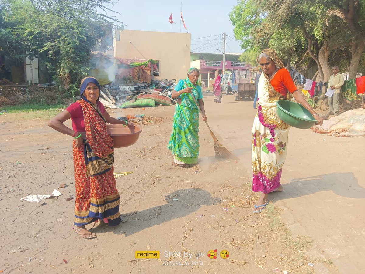 SojitraTdo10809's tweet photo. Devatalpad village safai kamgiri https://t.co/8JAS84XigE