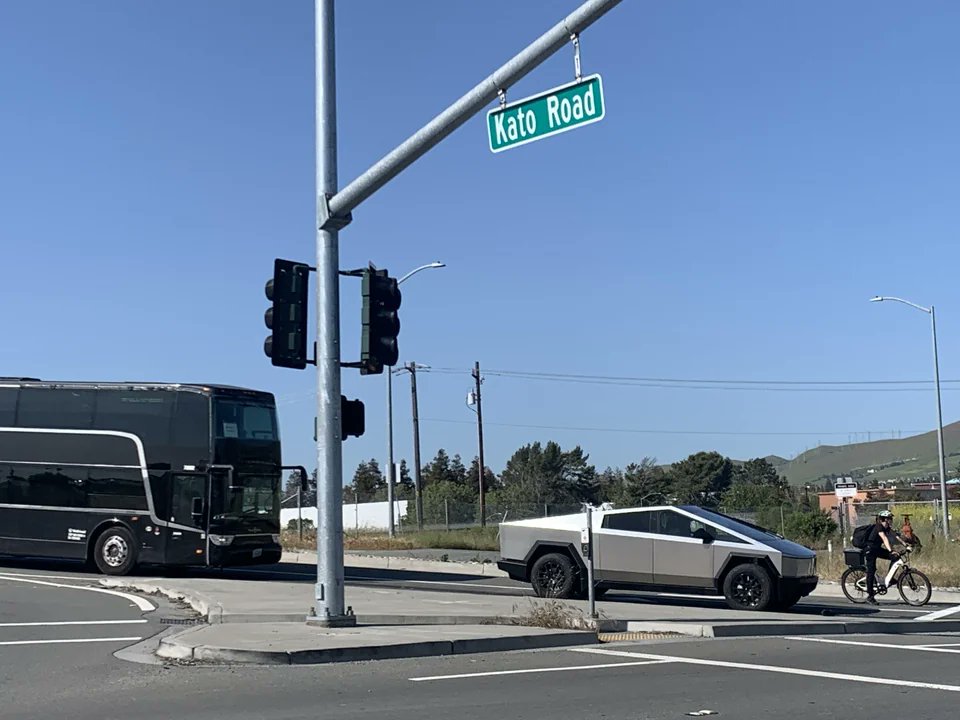 SawyerMerritt's tweet photo. NEWS: @Tesla Cybertruck spotted testing near Fremont factory today.

Source: https://t.co/lXvVnxbbg0 https://t.co/YpgXoqrTp7