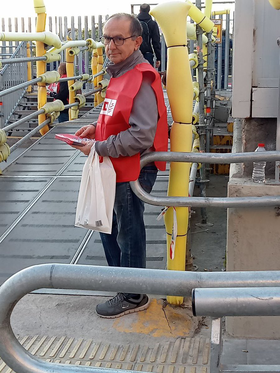 A les estacions de Mollet i Granollers hem començat ben d’hora el repartiment de les octavetes que criden a les manifestacions del #1rmaig23! #AmbLesCosesDelMenjarNoShiJuga #Elpoderdecanviarhotot! <a href="/ccoovormaros/">CCOO VORMAROS | ☎️933 100 000 💻consulta.ccoo.cat</a> <a href="/ccoocatalunya/">CCOO de Catalunya</a>